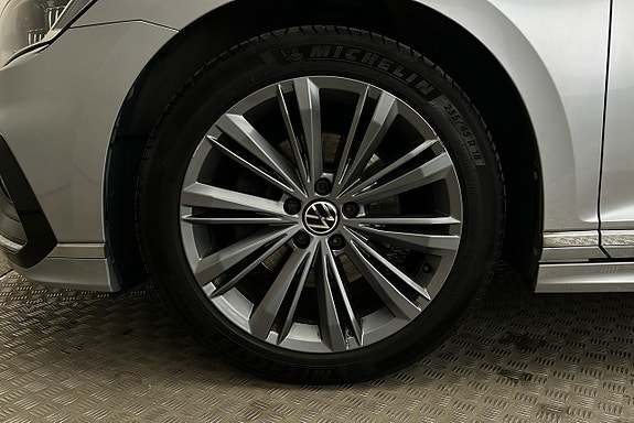 Volkswagen Passat 12 of 30