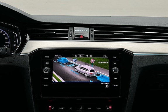 Volkswagen Passat 22 of 30
