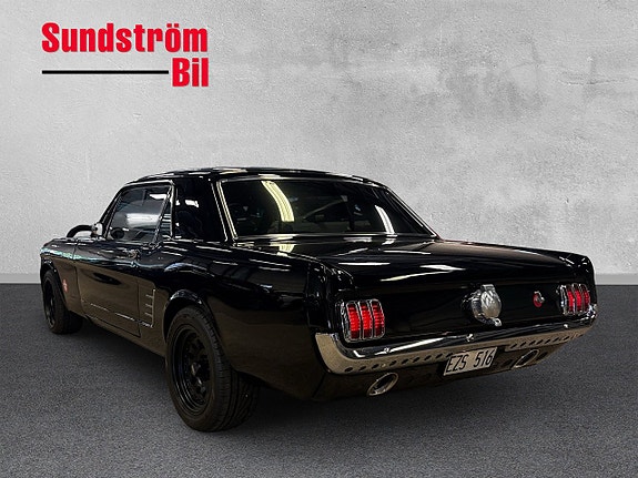 Ford Mustang 4 of 5