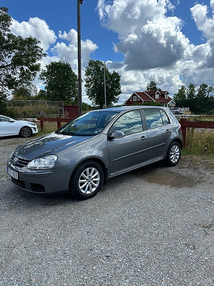 Volkswagen Golf V 2 of 6