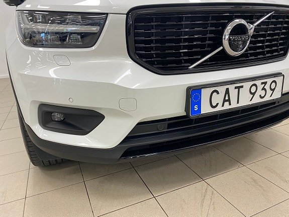 Volvo XC40 2 of 5