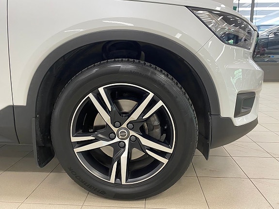 Volvo XC40 3 of 5