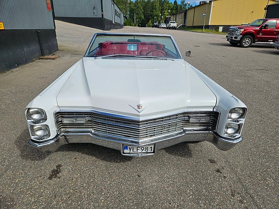 Cadillac Deville 2 of 15