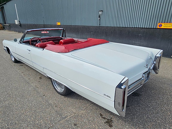 Cadillac Deville 7 of 15