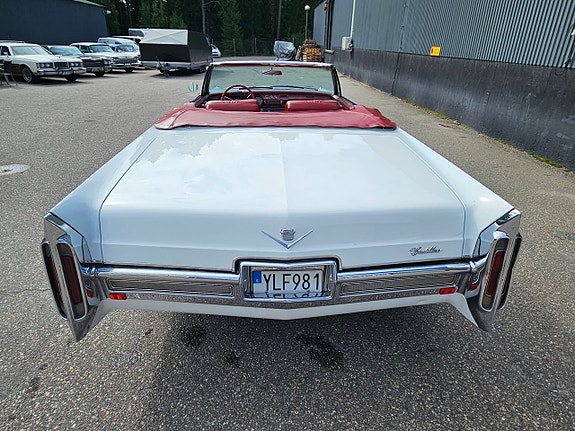 Cadillac Deville 6 of 15