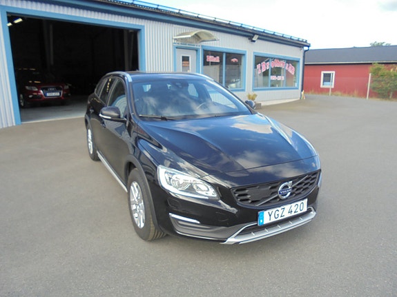 Volvo V60 Cross Country 2 of 5