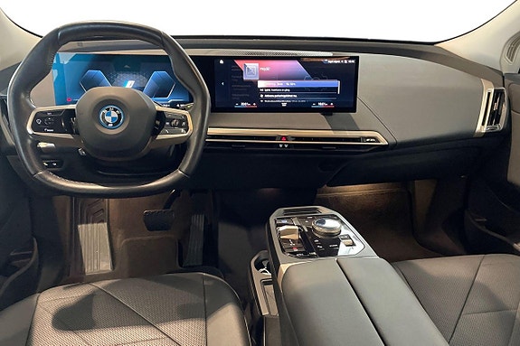 BMW iX 8 of 16