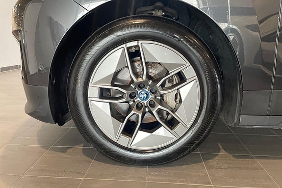 BMW iX 14 of 16