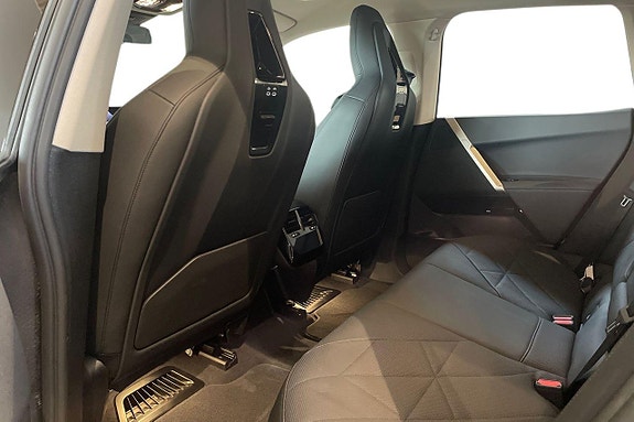 BMW iX 10 of 16
