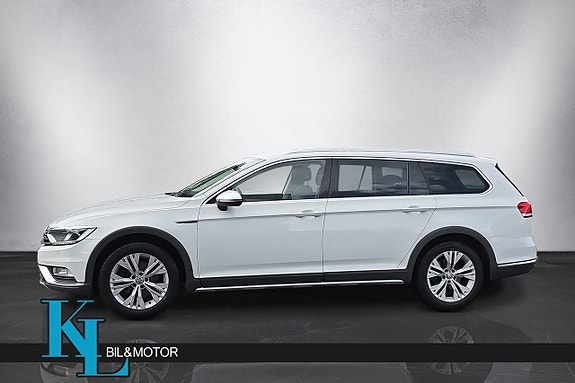 Volkswagen Passat Alltrack 2 of 5