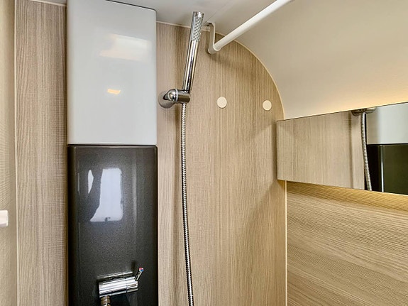 Adria Adora 613 HT 2018 Långbäddar och frontkök 11 of 12