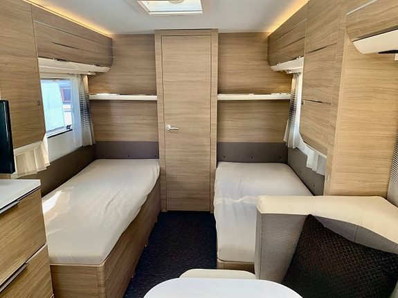 Adria Adora 613 HT 2018 Långbäddar och frontkök 9 of 12