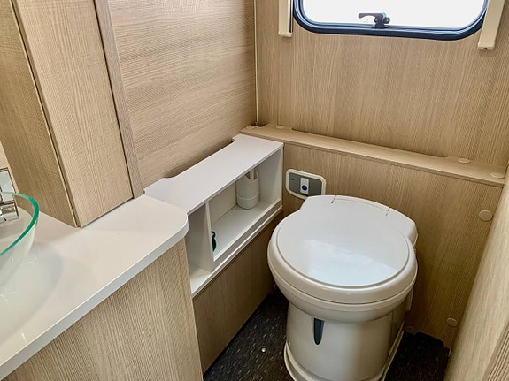 Adria Adora 613 HT 2018 Långbäddar och frontkök 12 of 12