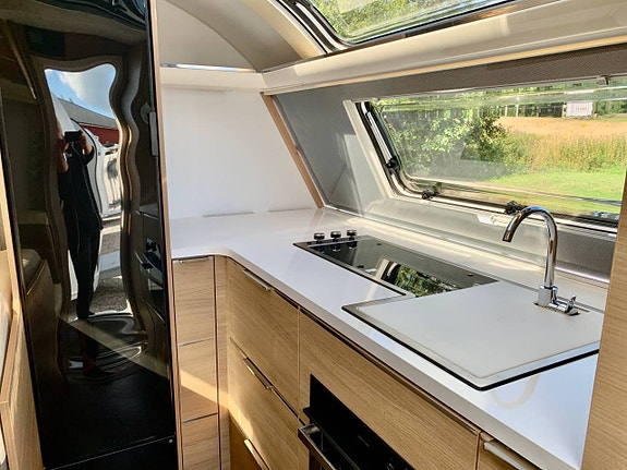 Adria Adora 613 HT 2018 Långbäddar och frontkök 7 of 12