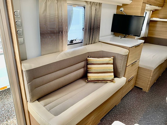 Adria Adora 613 HT 2018 Långbäddar och frontkök 5 of 12