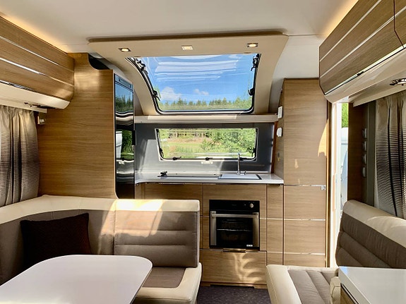 Adria Adora 613 HT 2018 Långbäddar och frontkök 6 of 12