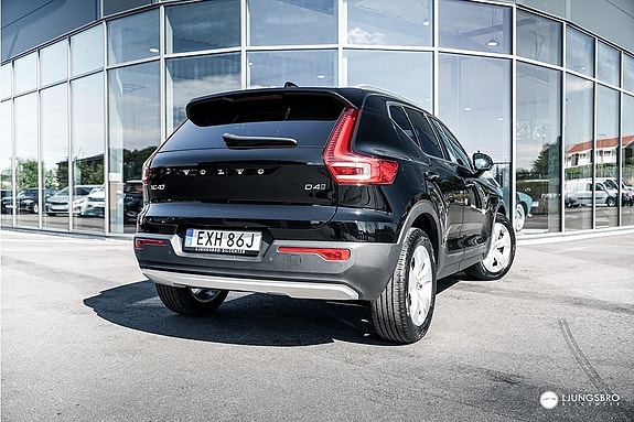 Volvo XC40 2 of 5
