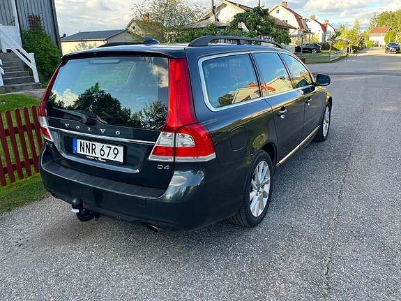 Volvo V70 2 of 5