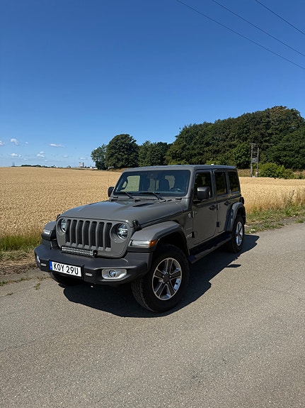 Jeep Wrangler Unlimited 2 of 5