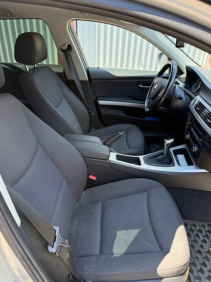 BMW 320i 7 of 12