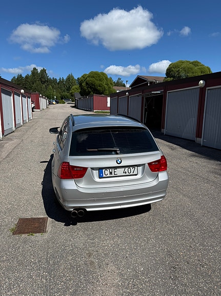 BMW 320i 3 of 5