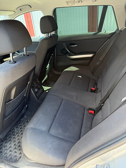 BMW 320i 8 of 12