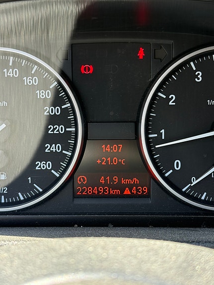BMW 320i 10 of 12