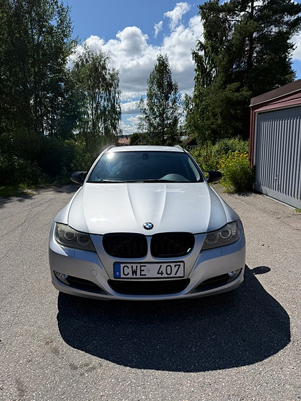 BMW 320i 2 of 5