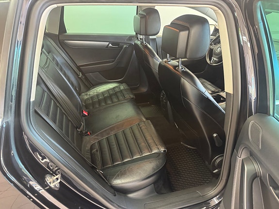Volkswagen Passat 12 of 16