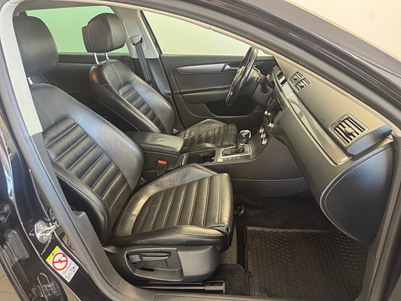 Volkswagen Passat 13 of 16