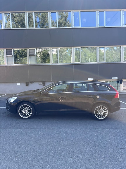 Volvo V60 2 of 5