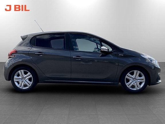 Peugeot 208 13 of 15