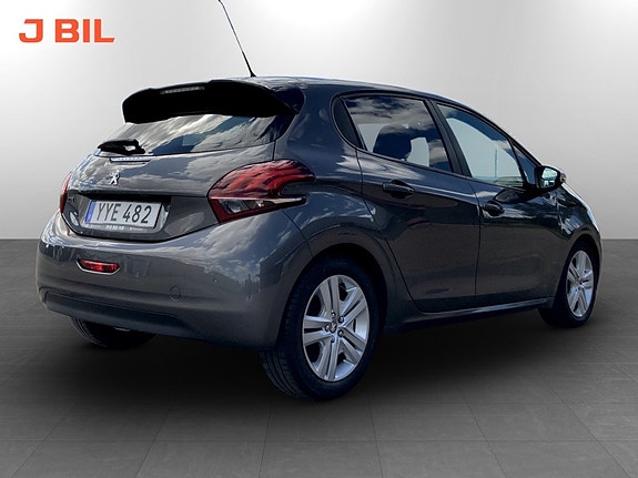 Peugeot 208 3 of 15