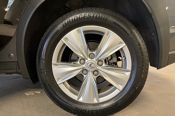 Lexus UX250h 18 of 20