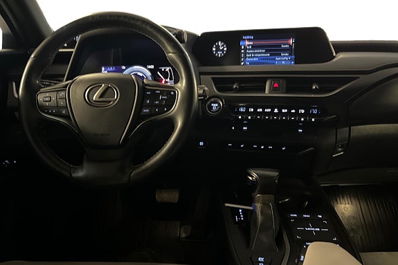 Lexus UX250h 10 of 20