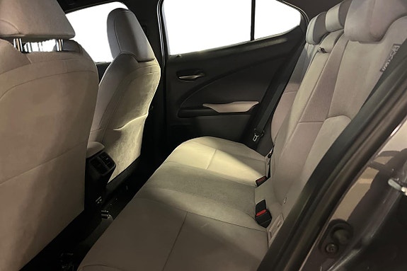 Lexus UX250h 16 of 20