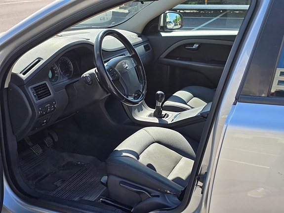 Volvo V70 6 of 8