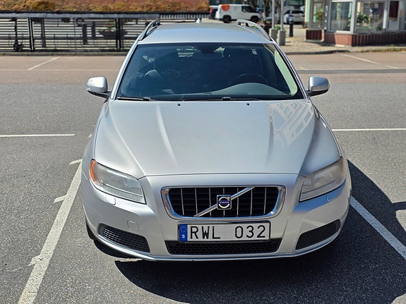 Volvo V70 2 of 8