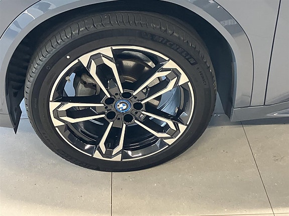 BMW iX2 4 of 11