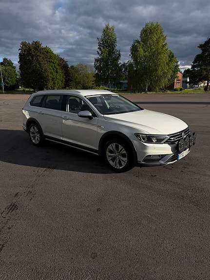 Volkswagen Passat Alltrack 2 of 9