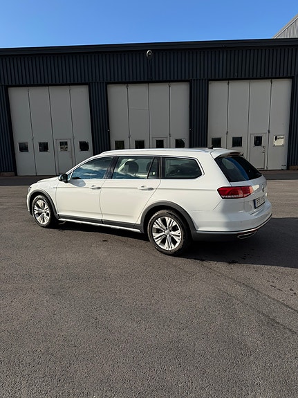 Volkswagen Passat Alltrack 4 of 9