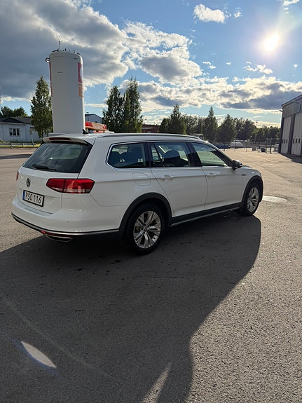 Volkswagen Passat Alltrack 5 of 9