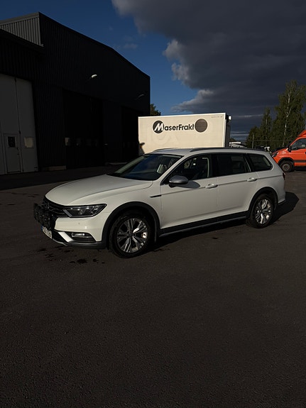 Volkswagen Passat Alltrack 3 of 9