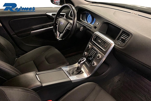 Volvo V60 Cross Country 3 of 5