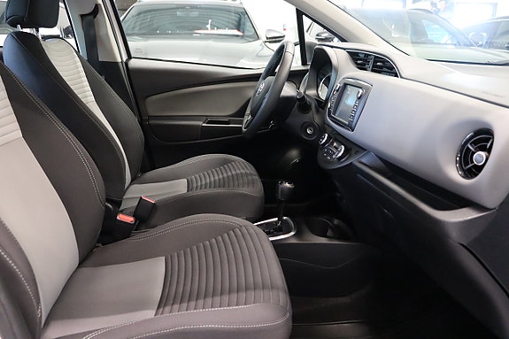 Toyota Yaris 8 of 23