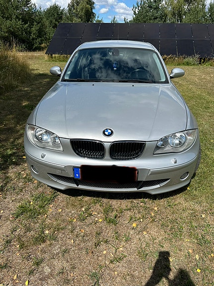BMW 120i 3 of 5