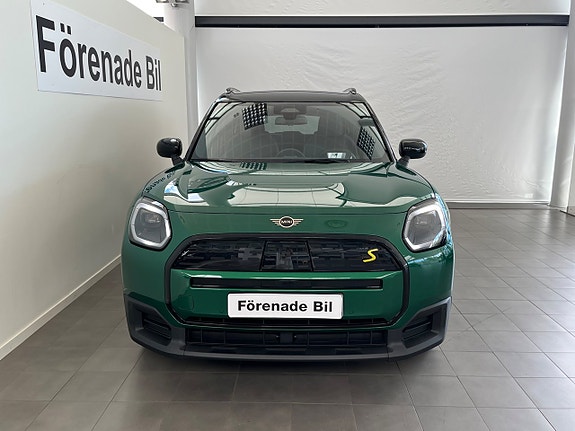 MINI Countryman SE 2 of 5