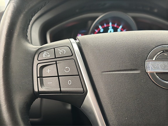 Volvo V40 Cross Country 14 of 30