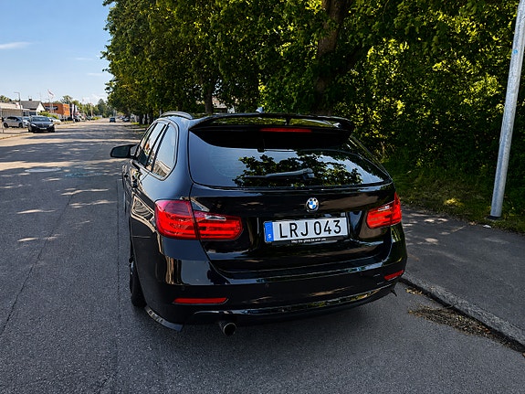 BMW 318d 2 of 5