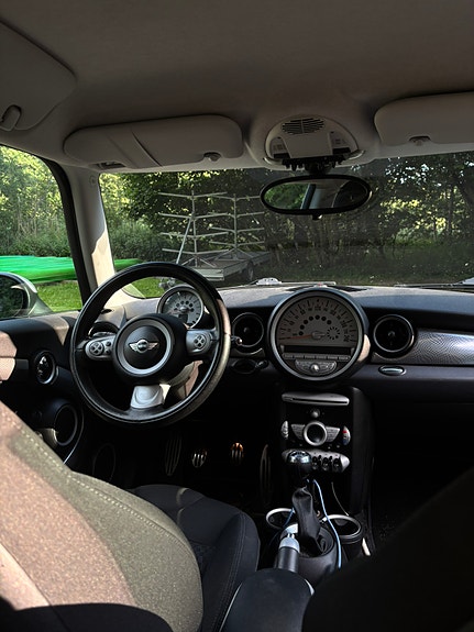 MINI Cooper S 5 of 7